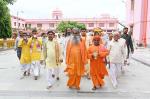 पावन पर्व 'गुरु पूर्णिमा' के उपलक्ष्य में श्री गोरखनाथ मंदिर परिसर में आयोजित सप्त दिवसीय श्रीराम कथा का आज शुभारम्भ हुआ। इस अवसर पर कथाव्यास आचार्य श्री शांतनु जी महाराज व गोरक्षपीठ के प्रधान पुजारी योगी कमलनाथ जी के नेतृत्व में श्री नाथ जी का विधिवत पूजन करने के उपरांत शोभायात्रा निकाली गई।