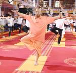 'अंतरराष्ट्रीय योग दिवस' के उपलक्ष्य में आज श्री गोरखनाथ मंदिर परिसर, गोरखपुर में 11वें 'अंतरराष्ट्रीय योग दिवस' के अवसर पर आयोजित कार्यक्रम में...